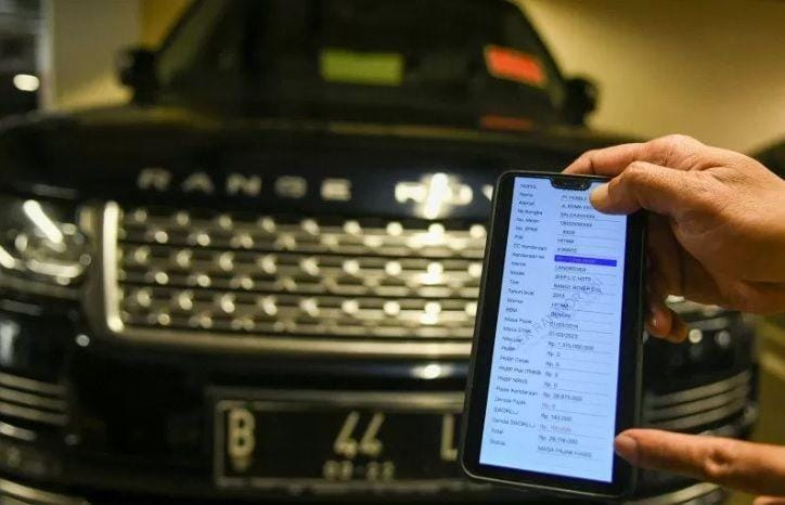 (Petugas Samsat Jakarta Utara menunjukkan aplikasi sistem perpajakan pada sebuah mobil mewah saat razia supervisi pencegahan pajak mobil mewah di Apertemen Regatta, Jakarta Utara, Kamis (5/12/2019)) ANTARA FOTO/M Risyal Hidayat