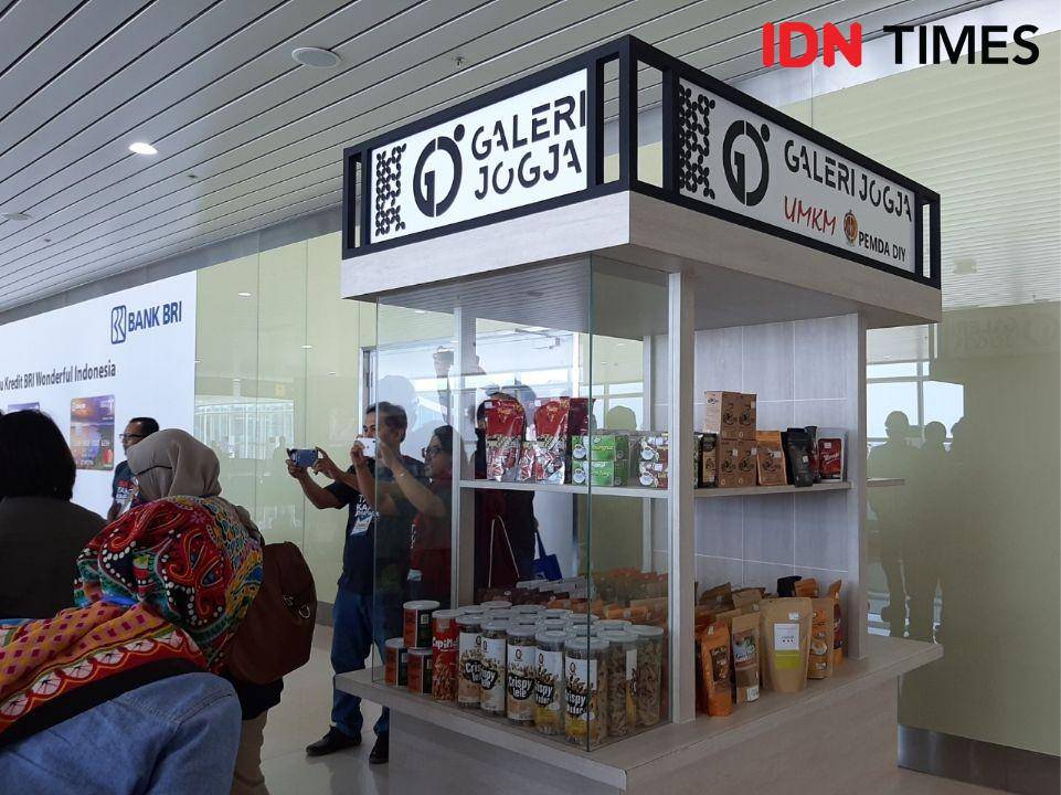 Pojok produk UMKM DIY di Terminal Keberangkatan Yogyakarta International Airport, Sabtu (7/12/2019). IDNTimes/Holy Kartika
