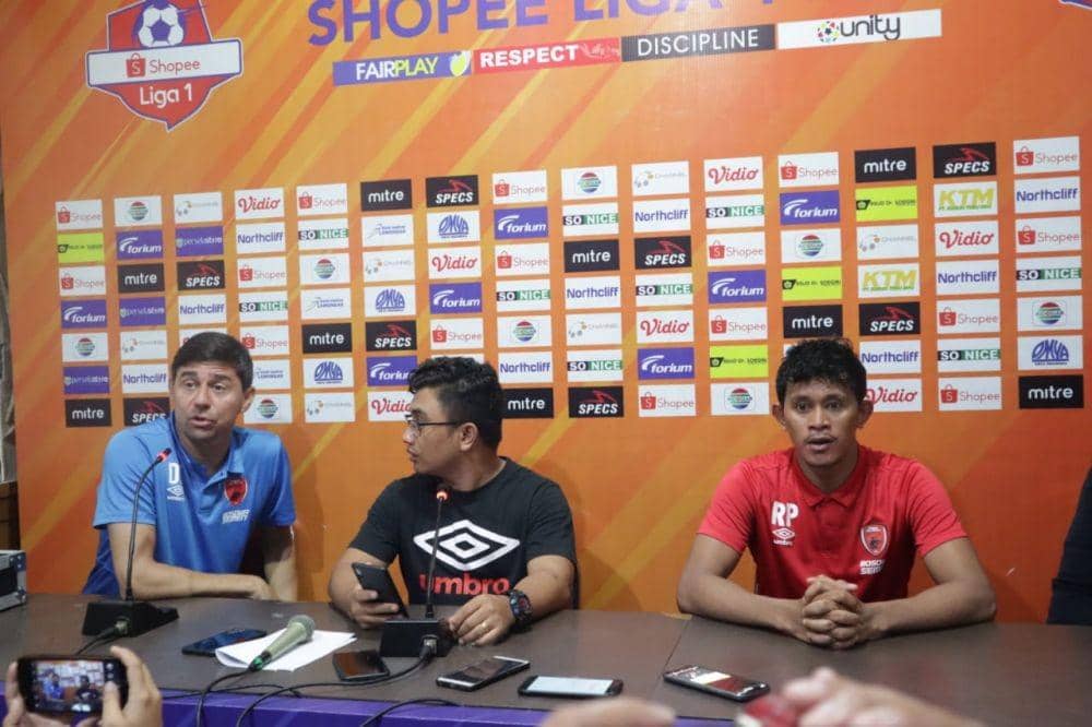 Pelatih Kepala PSM Makassar Darije Kalezic didampingi pemain Rizky Pellu usai laga dijamu Persela Lamongan, Sabtu (7/12) / MO PSM Makassar