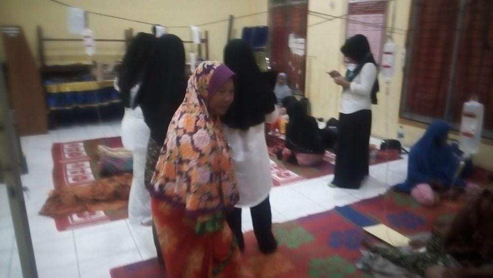 Korban dugaan keracunan mendapat perawatan medis (dok BPBD Asahan)