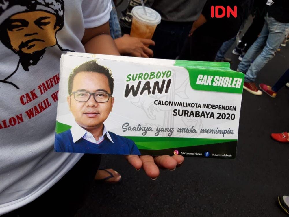 Stiker bergambar M.Sholeh yang dibagikan di sekitar CFD Taman Bungkul, Minggu (8/12). IDN Times/Fitria Madia