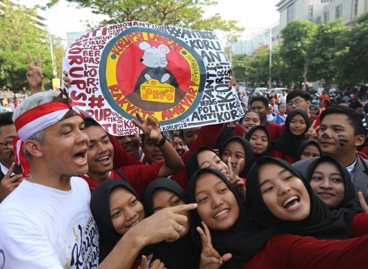 Peringatan hari antikorupsi Gubernur Jateng Ganjar Pranowo dan ribuan pelajar, Minggu (8/12). Humas Jateng/Slam