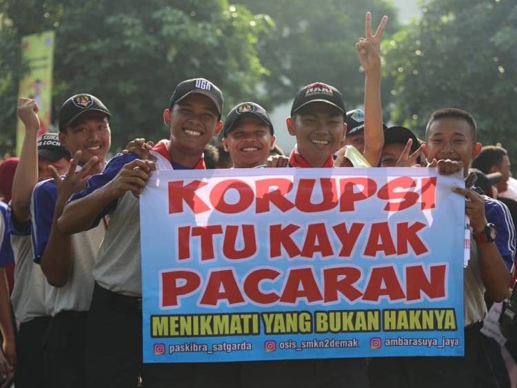 Peringatan hari antikorupsi Gubernur Jateng Ganjar Pranowo dan ribuan pelajar, Minggu (8/12). Humas Jateng/Slam