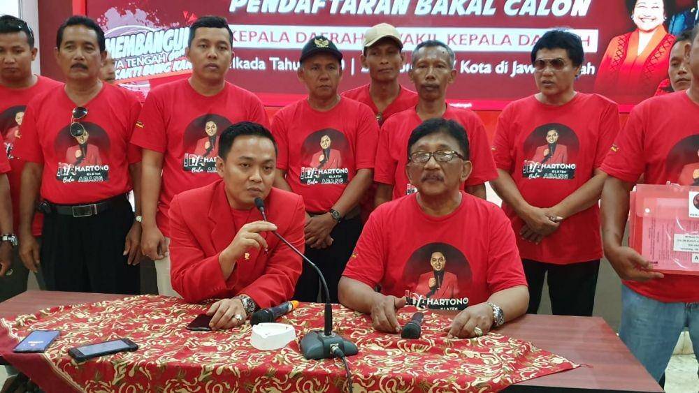 Pendaftaran Ida Hartono, anak bos pabrik mobil Esemka di kantor DPD PDIP Jateng, Minggu (8/12). Dok. DPD PDIP Jateng