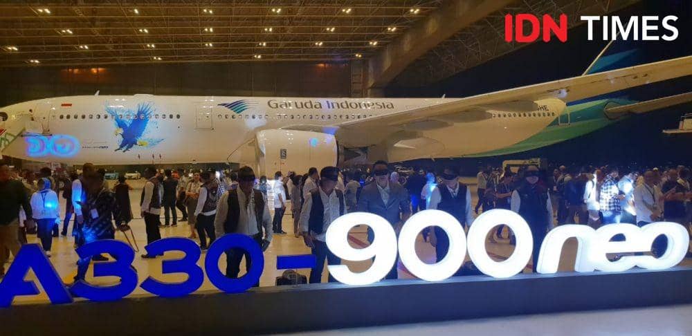 Ari Askhara memakai masker  bagaikan tokoh Zorro, hanggar GMF, 27 November 2019 (IDN Times/Uni Lubis)