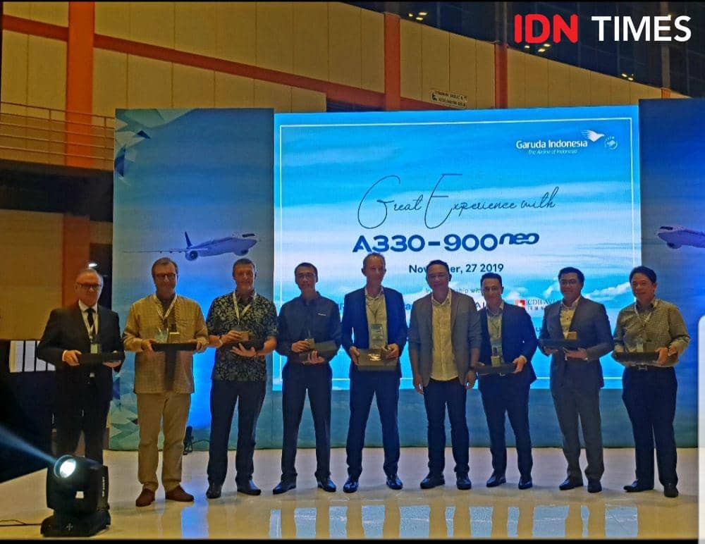 Ari Askhara bersama deretan penerima plakat di peluncuran Airbus A330-900neo, Hanggar GMF, 27 November 2019 (IDN Times/Uni Lubis)