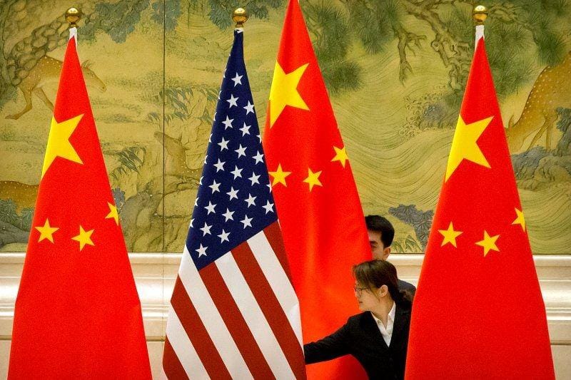 Anggota staf Tiongkok menyesuaikan bendera Amerika Serikat dan Tiongkok sebelum sesi pembukaan negosiasi dagang antara perwakilan dagang Amerika Serikat dan Tiongkok di Diaoyutai State Guesthouse di Beijing, Tiongkok, pada 14 Februari 2019. ANTARA FOTO/Mark Schiefelbein/Pool via REUTERS/File Photo