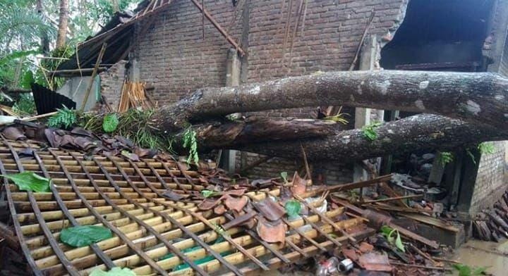 Angin kencang di sejumlah wilayah di DIY, Minggu (8/12). Instagram: trc.bpbd.sleman