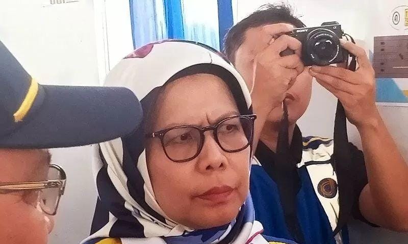 Direktur Utama PT Jasa Marga Desi Arryani saat meninjau Tol Elevated Japek II di Karawang, Jawa Barat, Minggu (8/12/2019). (ANTARA/Ahmad Wijaya)