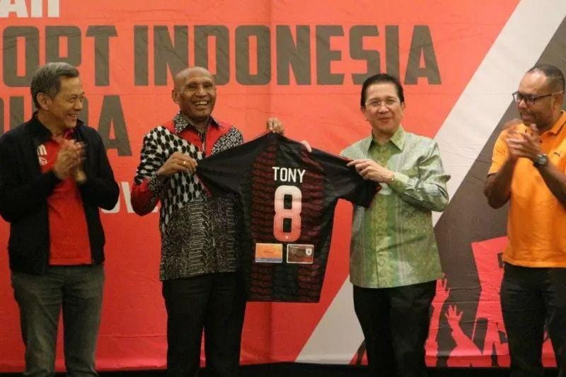 tua Umum Persipura Jayapura sekaligus Walikota Jayapura Benhur Tomi Mano menyerahkan jersey kepada Direktur Utama PT Freeport Indonesia Tony Wena usai penandatanganan komitmen kerja sama untuk musim kompetisi Liga 1 musim 2020. Antara/Dok. Istimewa