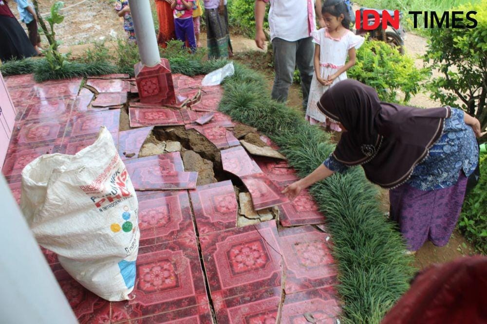 Warga KBB meninjau titik pergerakan tamah yang menimpa rumahnya. (IDN Times/Bagus F)