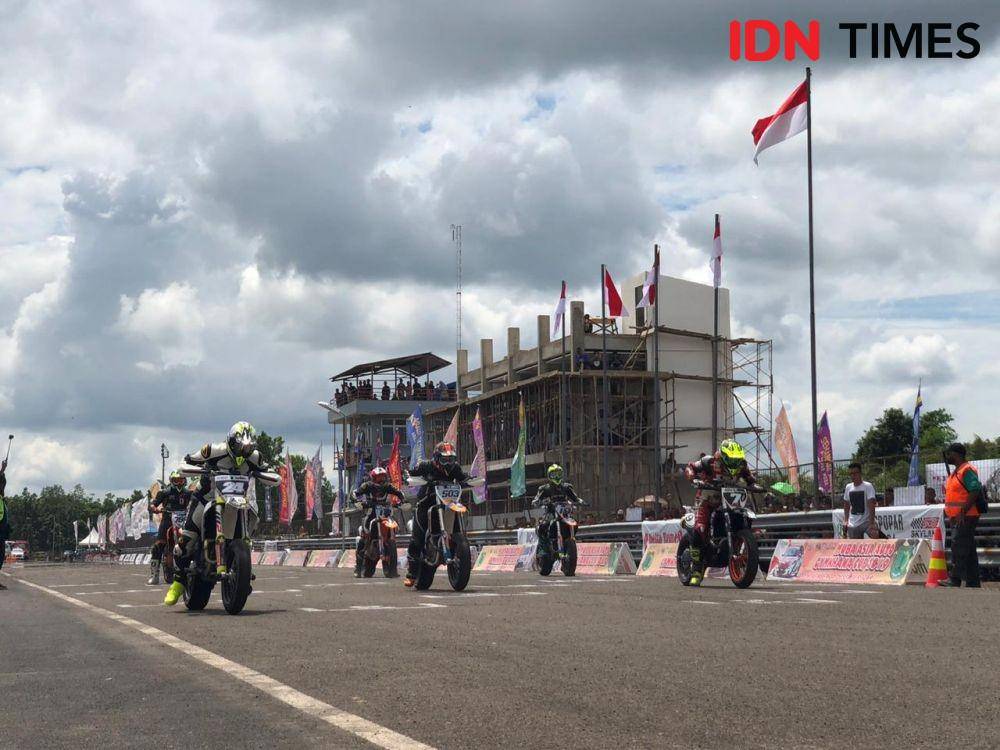 Para pembalap memulai balapan di kejuaraan Muba Internasional Supermoto (IDN Times/Rangga Erfizal)