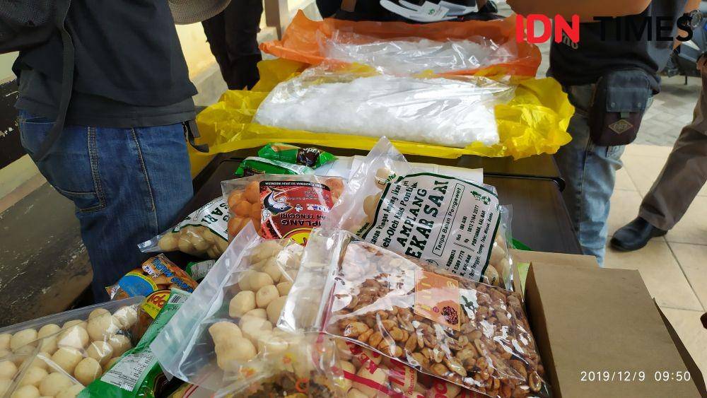 Barang bukti sabu 5 kilogram yang dicampur dalam satu paket dengan camilan dalam ekspos di RS Bhayangkara Makassar, Senin (9/12) / Sahrul Ramadan