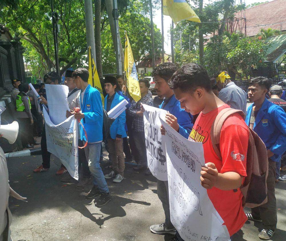 Massa meminta pemerintah lebih memperhatikan rakyat kecil. IDN Times/ Alfi Ramadana