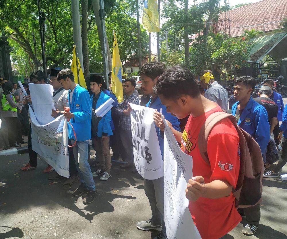 Massa meminta pemerintah untuk mengingat kasus korupsi musim lalu sebagai pembelajaran. IDN Times/ Alfi Ramadana