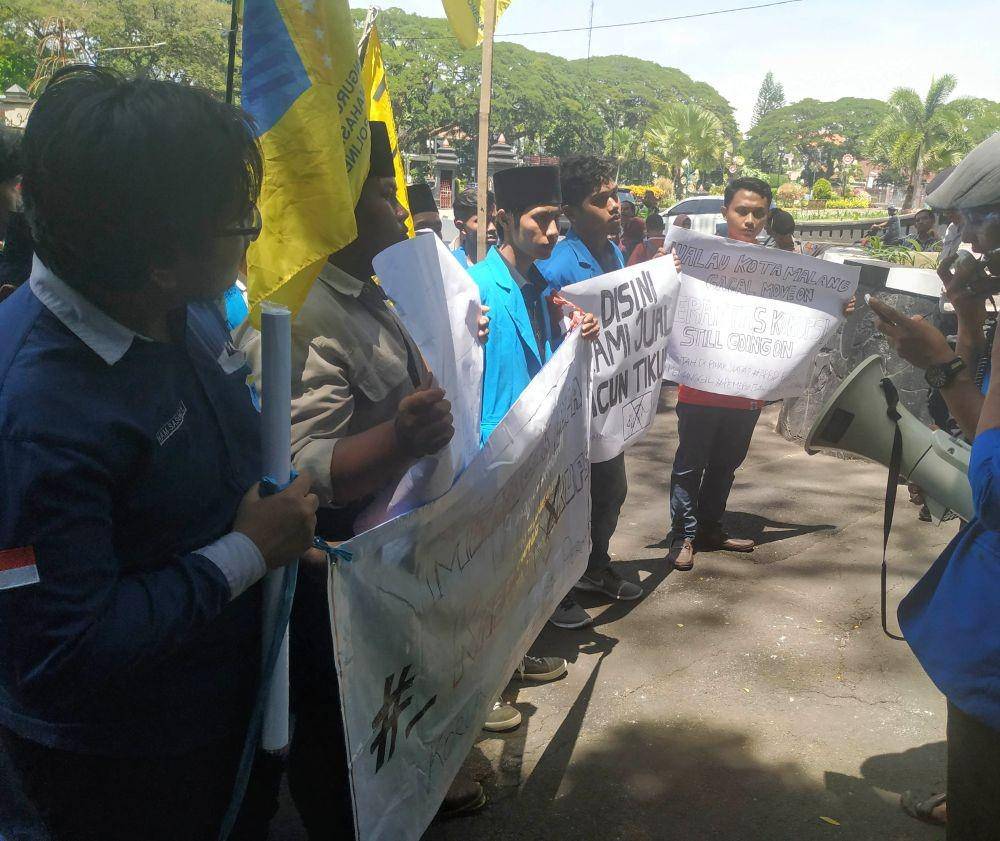 Massa menuntut pemerintah lebih transparan dalam informasi. IDN Times/ Alfi Ramadana