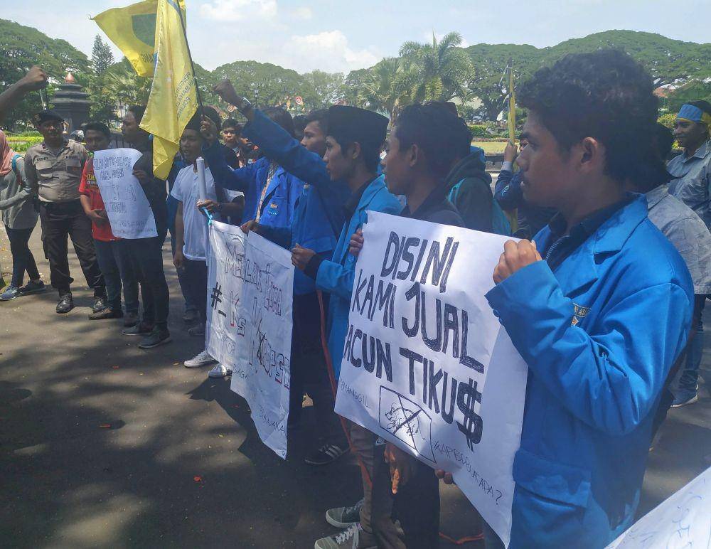 Sejumlah mahasiswa melakukan aksi memeringari hari anti korupsi di depan kantor DPRD Kota Malang, Senin (10/12/2019). IDN Times/ Alfi Ramadana