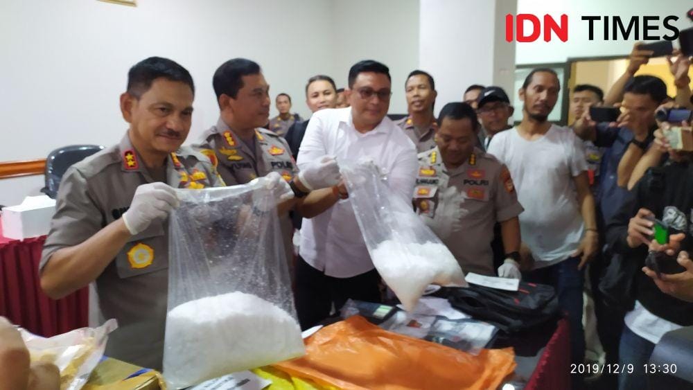Kapolda Sulsel Irjen Pol Mas Guntur Laupe dalam ekspos tangkapan 5 kilogram sabu di RS Bhayangkara Makassar, Senin (9/12) / Sahrul Ramadan