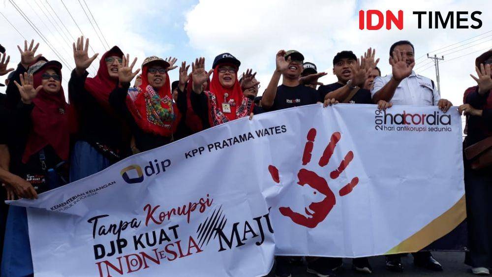 Puluhan pegawai KPP Pratama Wates turun ke jalan kampanyekan anti korupsi. IDN Times/Daruwaskita