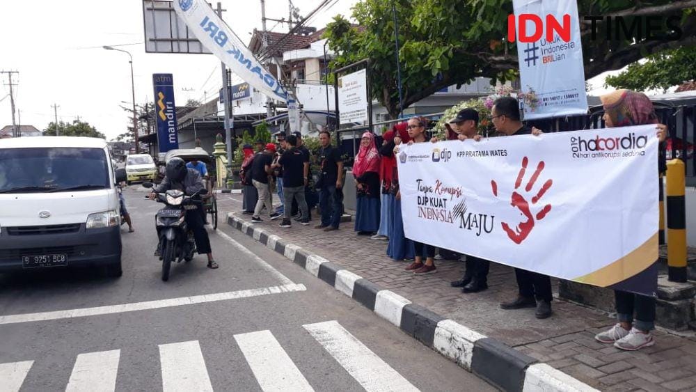 Puluhan pegawai KPP Wates turun jalan kampanyekan antikorupsi. IDN Times/Daruwaskita