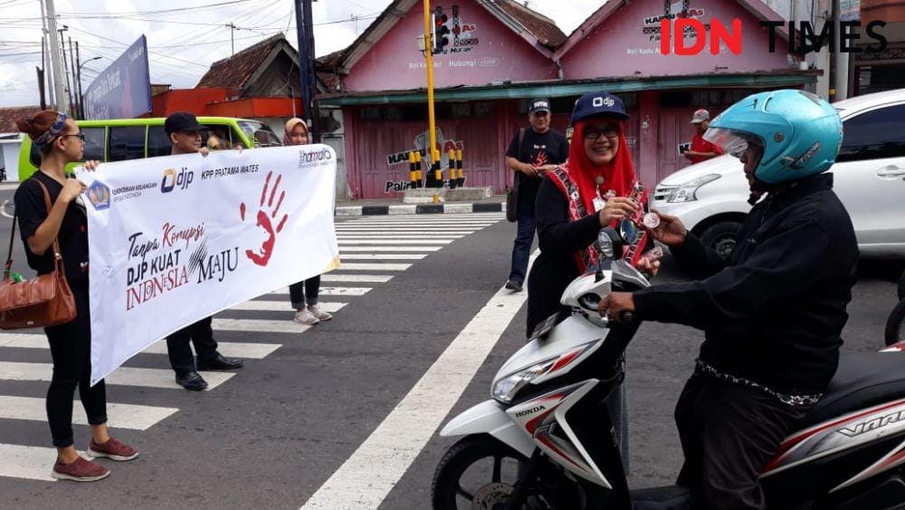Puluhan pegawai KPP Wates turun jalan peringati hari antikorupsi sedunia. IDN Times/Daruwaskita