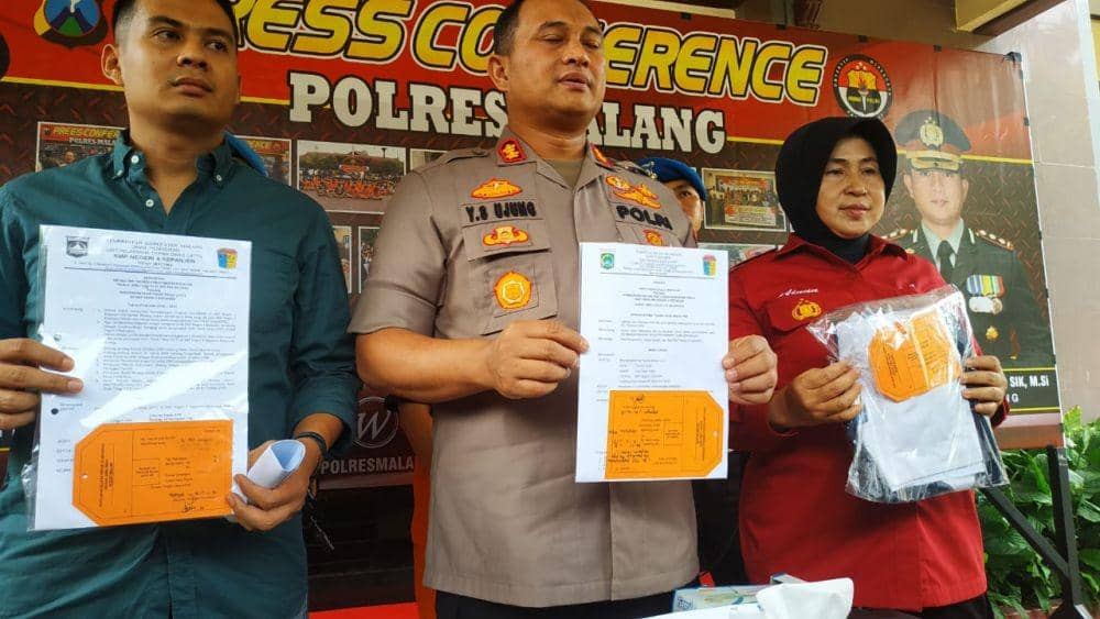 Polisi menunjukkan sejumlah barang bukti kejahatan pelaku. Dok/ Istimewa
