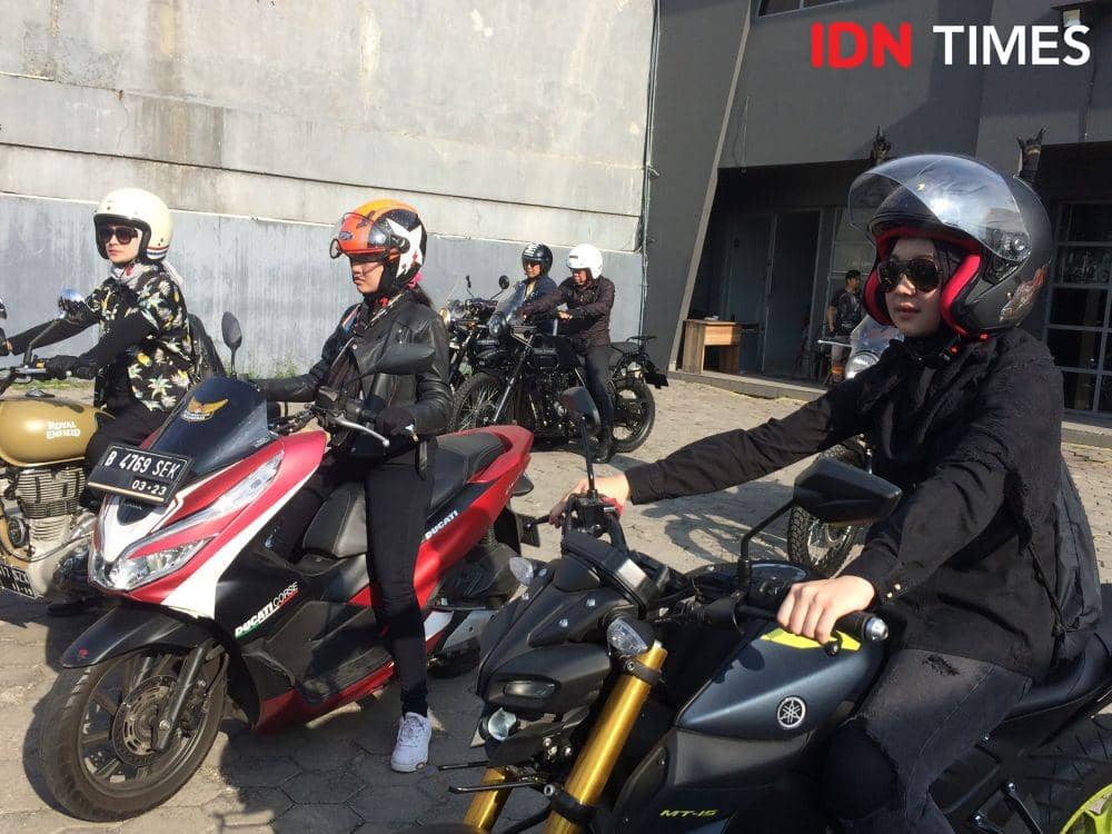 Syafilla Anggita dan lady bikers lainnya bersiap riding dalam acara Girls Riding Out yang diadakan oleh Royal Enfield. 8 Desember 2019. IDN Times/M. Tarmizi Murdianto