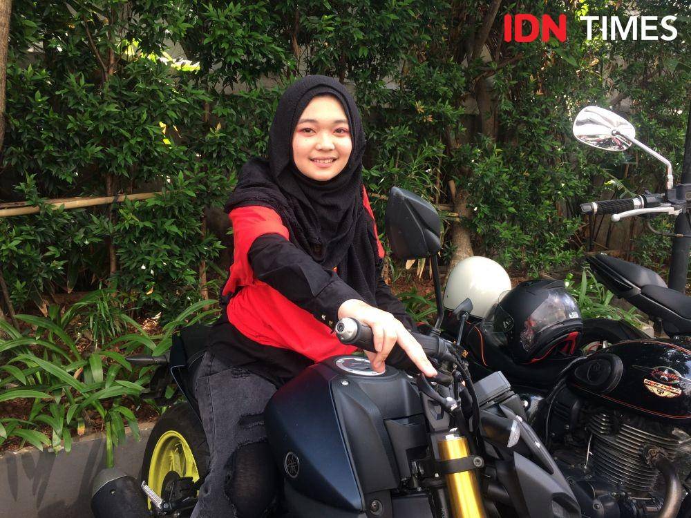 Lady Biker Syafilla Anggita di atas motor gede kesayangannya. 8 Desember 2019. IDN Times/M. Tarmizi Murdianto