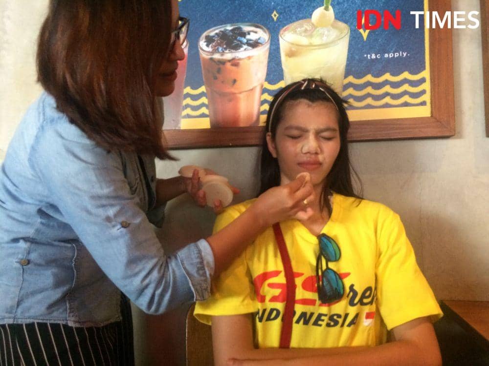 Lady biker yang jadi model peraga sedang diberikan bedak tabur untuk mengikat foundation. 8 Desember 2019. IDN Times/M. Tarmizi Murdianto