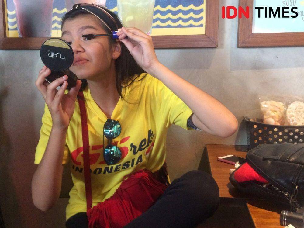 Masuk ke tahap terakhir, yakni mengaplikasikan makeup yang kamu inginkan. 8 Desember 2019. IDN Times/M. Tarmizi Murdianto