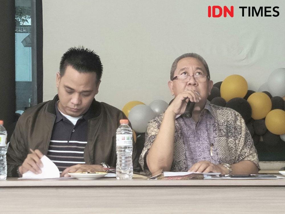 Mantan anggota Dewan BPJS Ketenagakerjaan, Syafri Adnan Baharuddin (memegang mikrofon) saat konferensi pers di Ibis Tamarin Jakarta, Minggu (8/12) IDN Times/Dini Suciatiningrum