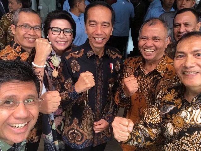 Lima pimpinan KPK foto bersama dengan Presiden Joko Widodo di Hakordia 2018. (Twitter.com/@LaodeMSyarif)