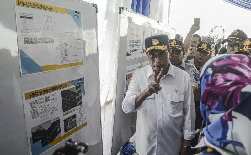 Menteri Perhubungan Budi Karya Sumadi saat meninjau proyek Tol Layang Japek II di Km 28, Cikarang, Kabupaten Bekasi, Jawa Barat, Minggu (8/12/2019). (ANTARA FOTO/Fakhri Hermansyah)
