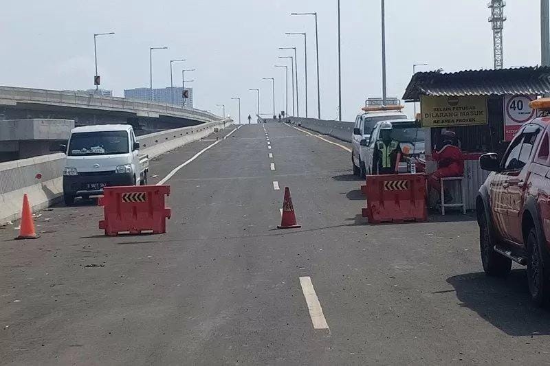 Pintu masuk Tol Layang Japek II di kawasan Cikunir, Bekasi, Jawa Barat, Minggu (8/12/2019). (ANTARA/Ahmad Wijaya)