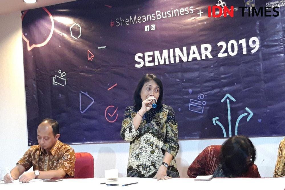 Menteri Pemberdayaan Perempuan dan Perlindungan Anak (PPPA), Bintang Puspayoga saat meninjau program Pahlawan Ekonomi di Surabaya, Minggu (8/22). IDN Times/Fitria Madia