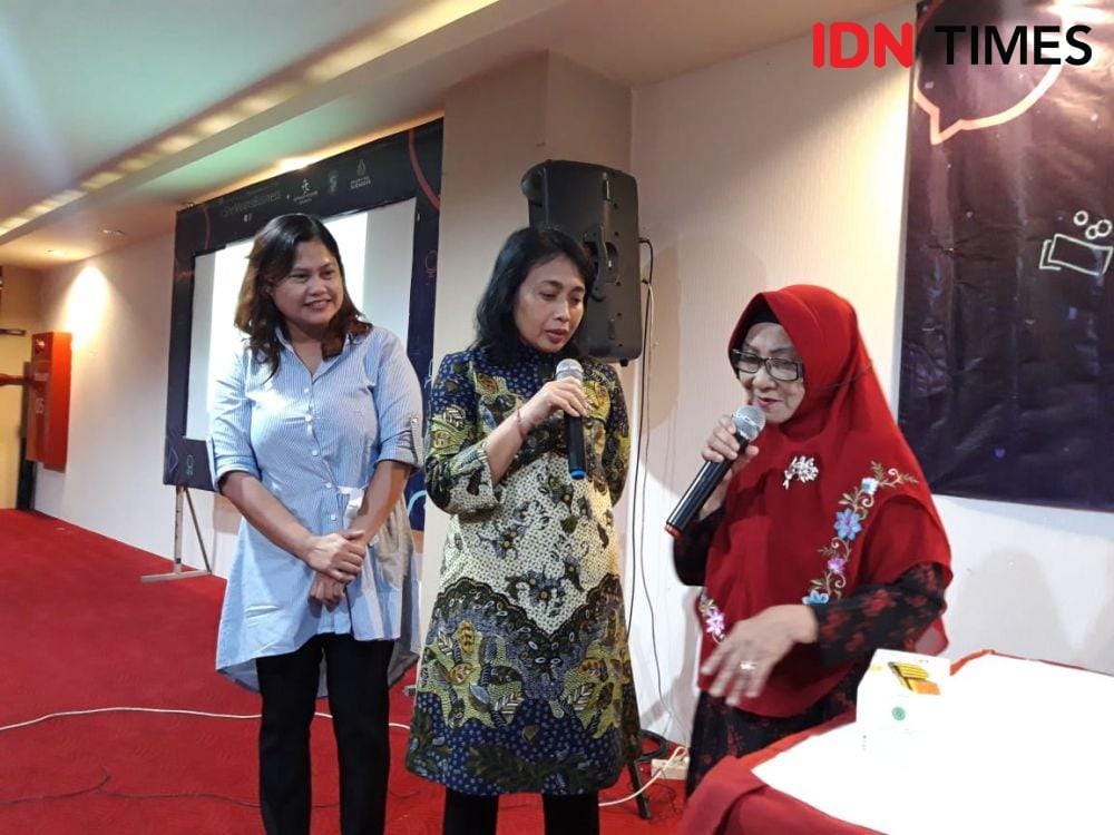 Menteri Pemberdayaan Perempuan dan Perlindungan Anak (PPPA), Bintang Puspayoga saat meninjau program Pahlawan Ekonomi di Surabaya, Minggu (8/22). IDN Times/Fitria Madia