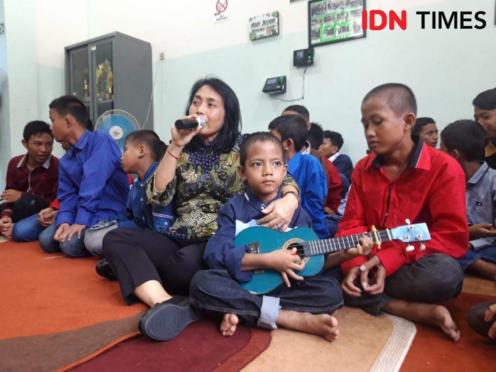 Menteri Pemberdayaan Perempuan dan Perlindungan Anak (PPPA) I Gusti Ayu Bintang Darmavati mengunjungi Kampung Anak Negeri, Minggu (8/12). IDN Times/Fitria Madia