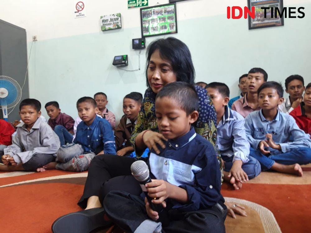 Menteri Pemberdayaan Perempuan dan Perlindungan Anak (PPPA) I Gusti Ayu Bintang Darmavati mengunjungi Kampung Anak Negeri, Minggu (8/12). IDN Times/Fitria Madia