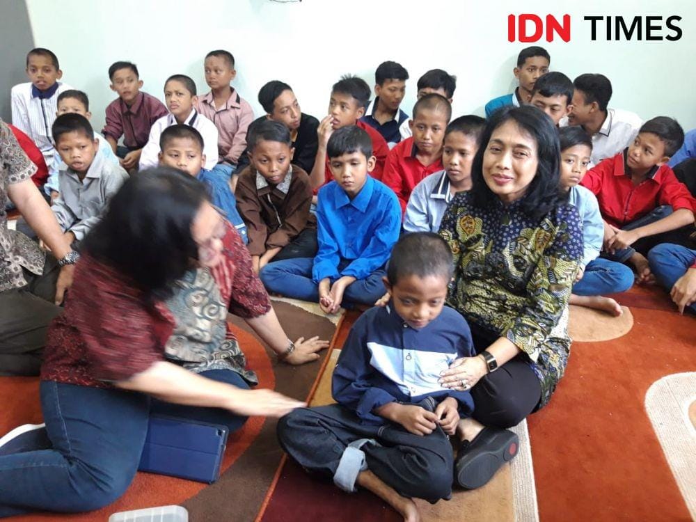 Menteri Pemberdayaan Perempuan dan Perlindungan Anak (PPPA) I Gusti Ayu Bintang Darmavati mengunjungi Kampung Anak Negeri, Minggu (8/12). IDN Times/Fitria Madia
