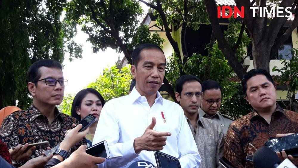 Presiden Jokowi memberikan keterangan pers di SMKN 57, Jakarta Selatan, Senin 9 Desember 2019 (IDN Times/Teatrika Handiko Putri)