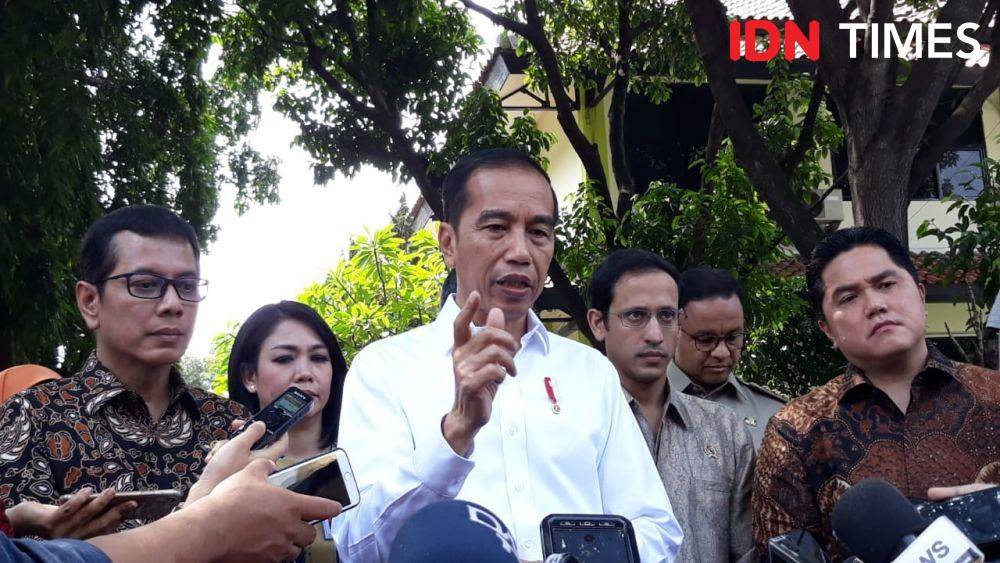 Presiden Jokowi memberikan keterangan pers di SMKN 57, Jakarta Selatan, Senin (9/12). (IDN Times/Teatrika Handiko Putri)