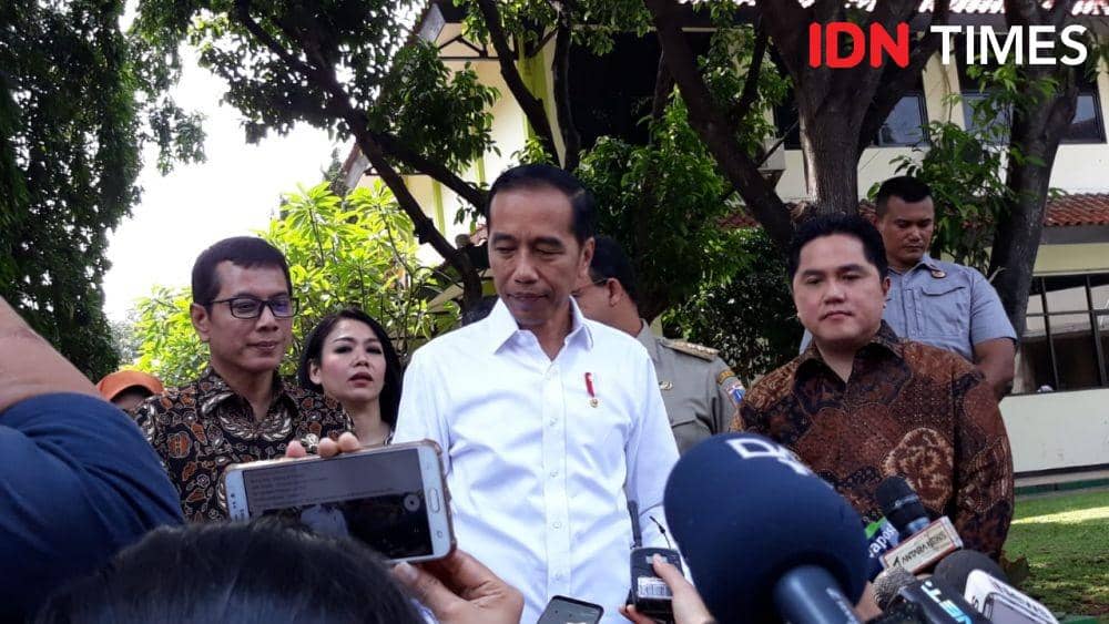 Presiden Jokowi memberikan keterang pers di SMKN 57, Jakarta Selatan, Senin 9 Desember 2019 (IDN Times/Teatrika Handiko Putri)