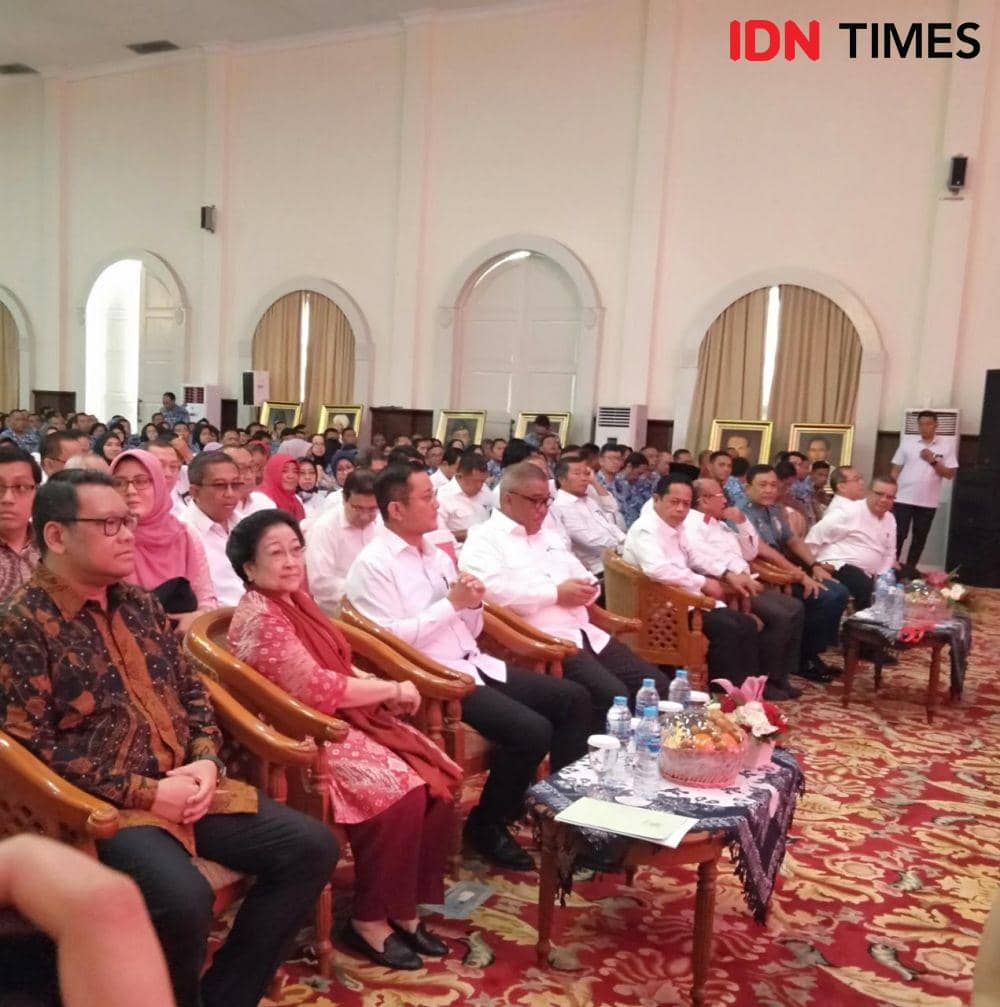 Presiden ke-5 RI Megawati Soekarnoputri menghadiri kegiatan Internalisasi dan Pembumian Pancasila dan Penguatan Wawasan Kebangsaan Lingkungan Kemensos di Gedung Konvensi TMPN Kalibata, Jakarta, Senin (9/12/2019). (IDN Times/Dini Suciatiningrum)