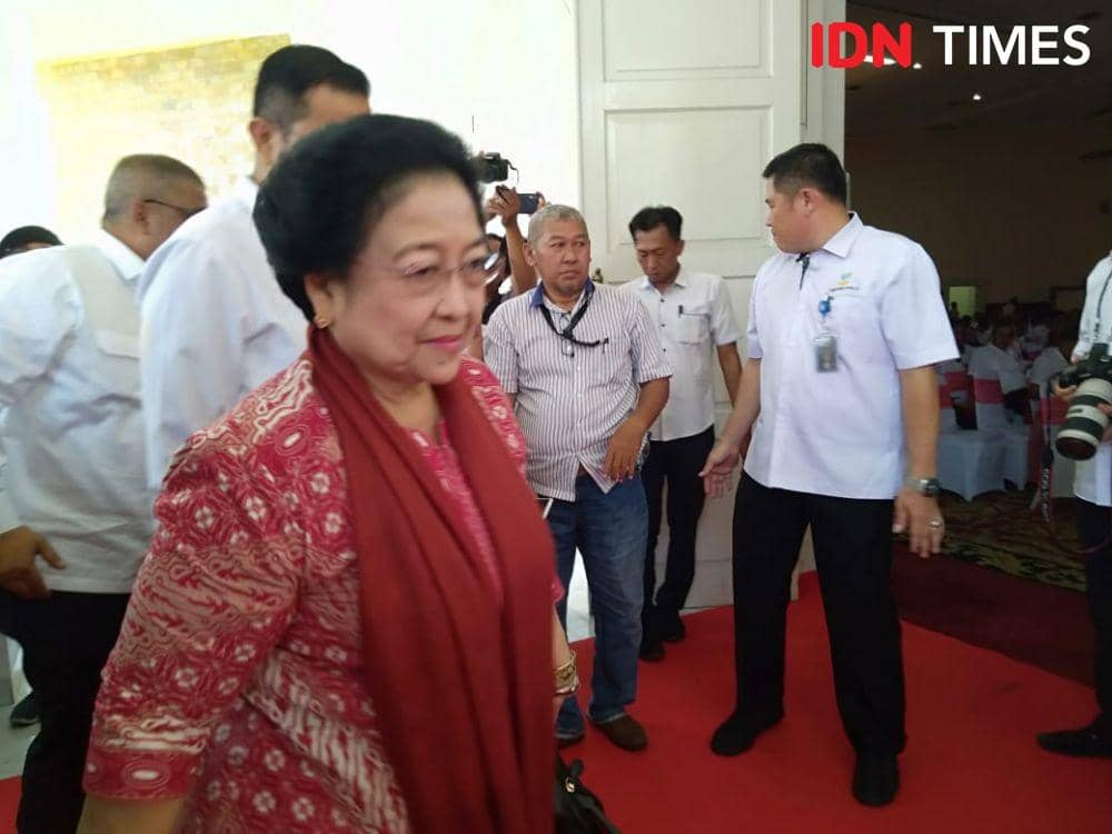 Presiden ke-5 RI Megawati Soekarnoputri menghadiri kegiatan Internalisasi dan Pembumian Pancasila dan Penguatan Wawasan Kebangsaan Lingkungan Kemensos di Gedung Konvensi TMPN Kalibata, Jakarta, Senin (9/12/2019). (IDN Times/Dini Suciatiningrum)
