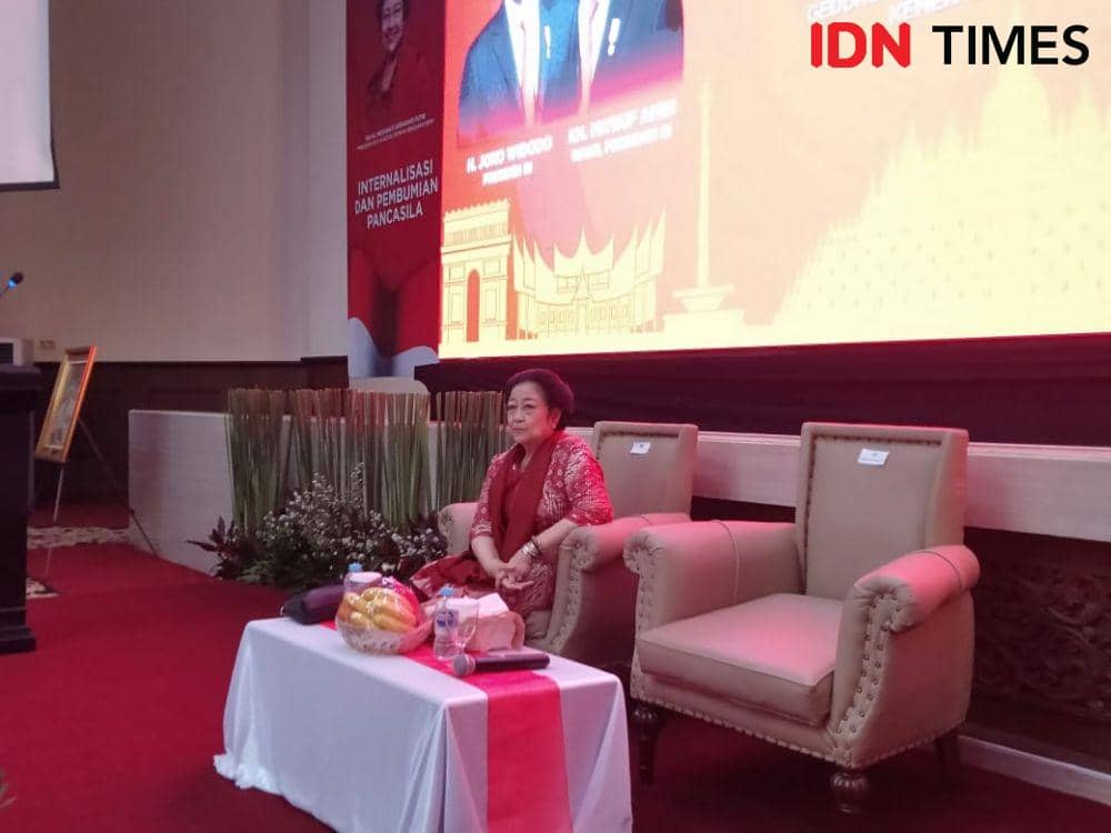 Presiden ke-5 RI Megawati Soekarnoputri menghadiri kegiatan Internalisasi dan Pembumian Pancasila dan Penguatan Wawasan Kebangsaan Lingkungan Kemensos di Gedung Konvensi TMPN Kalibata, Jakarta, Senin (9/12/2019). (IDN Times/Dini Suciatiningrum)