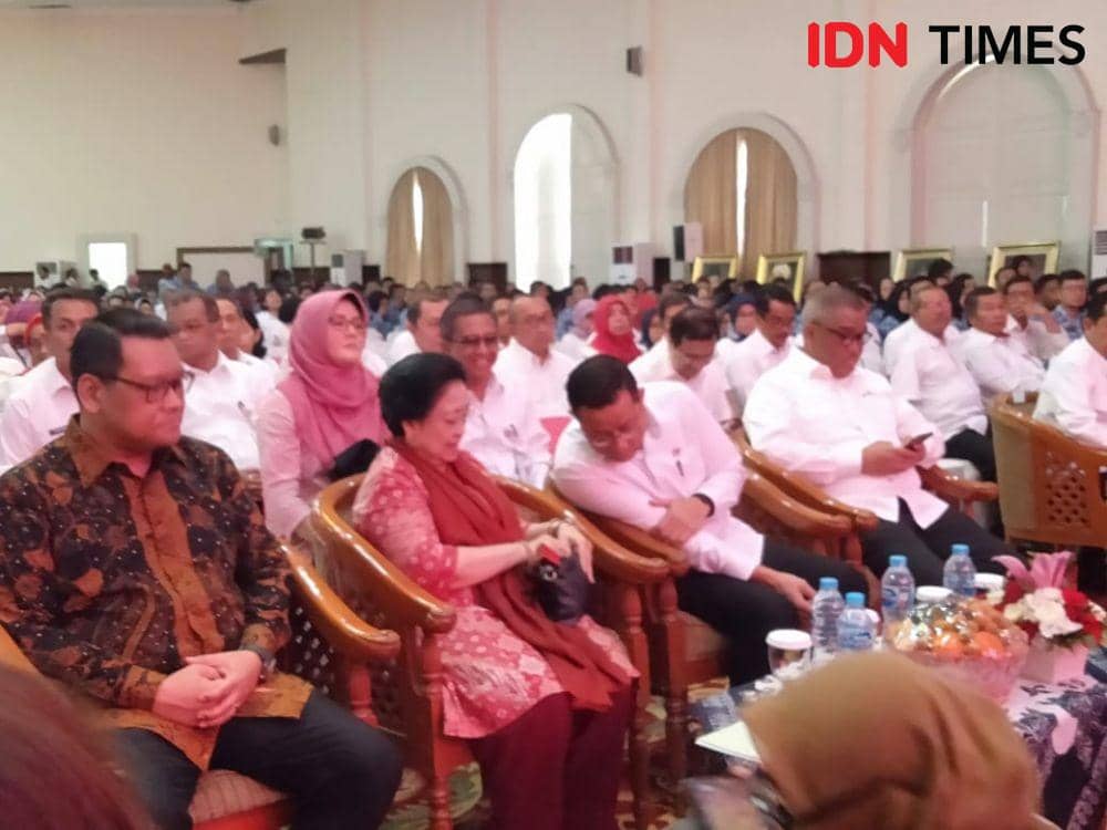 Presiden ke-5 RI Megawati Soekarnoputri menghadiri kegiatan Internalisasi dan Pembumian Pancasila dan Penguatan Wawasan Kebangsaan Lingkungan Kemensos di Gedung Konvensi TMPN Kalibata, Jakarta, Senin (9/12/2019). (IDN Times/Dini Suciatiningrum)