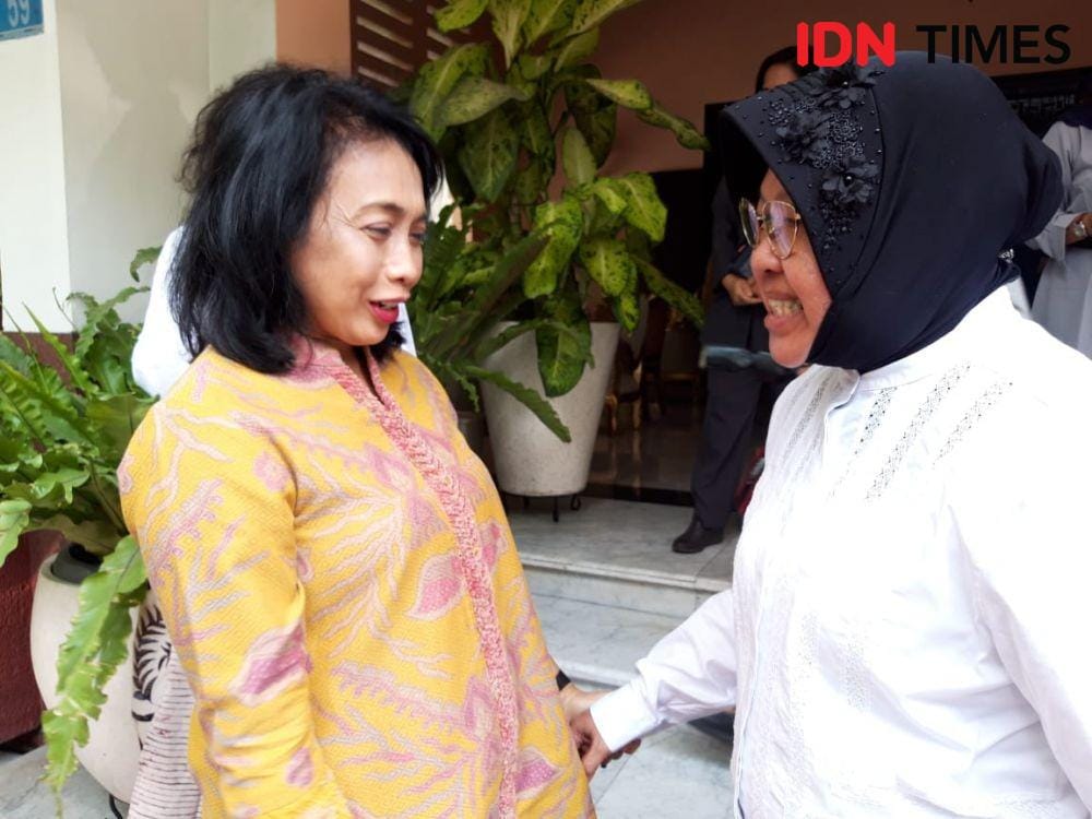Menteri PPPA I Gusti Ayu Bintang Darmavati (kiri) bersama Wali Kota Surabaya Tri Rismaharini di kediaman dinas wali kota Surabaya, Senin (9/12). IDN Times/Fitria Madia