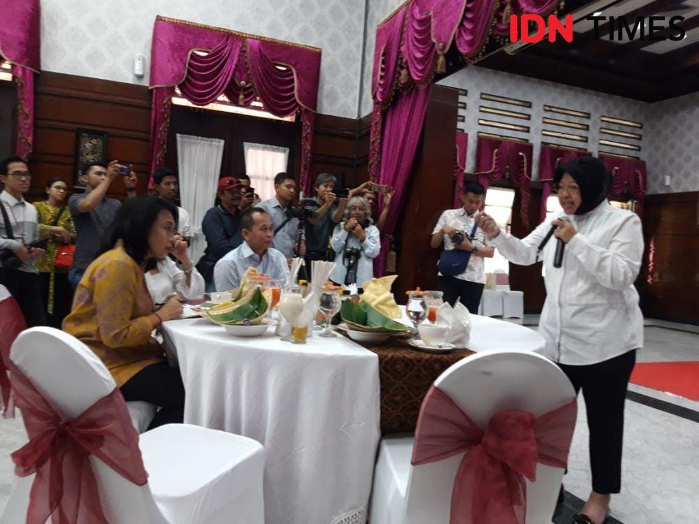 Wali Kota Surabaya Tri Rismaharini (kanan) menjamu Menteri PPPA I Gusti Ayu Bintang Darmavati di kediaman dinasnya, Senin (9/12). IDN Times/Fitria Madia