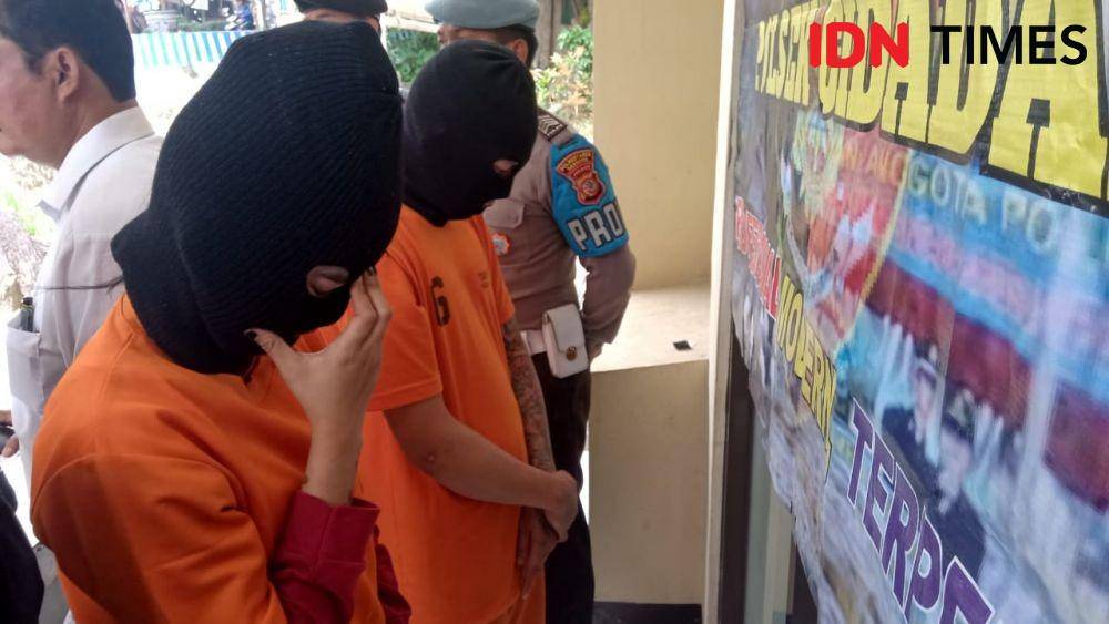 Sepasang kekasih di Bandung ditahan polisi karena melakukan penganiayaan pada seorang mahasiswa (IDN Times/Galih Persiana)