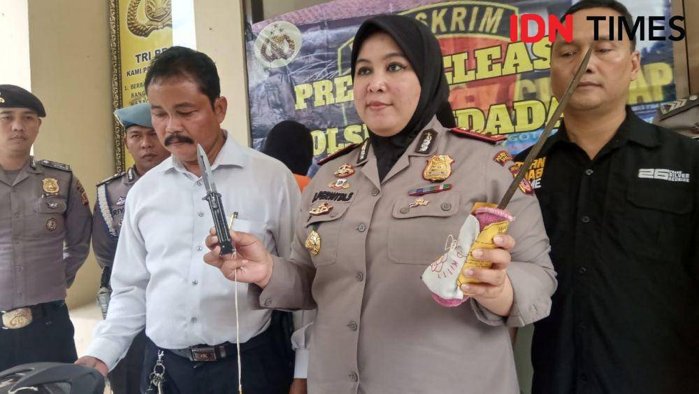 Sepasang kekasih di Bandung ditahan polisi karena melakukan penganiayaan pada seorang mahasiswa (IDN Times/Galih Persiana)